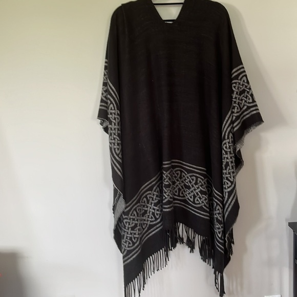 CEJON Celtic style grey poncho cape - Picture 4 of 6